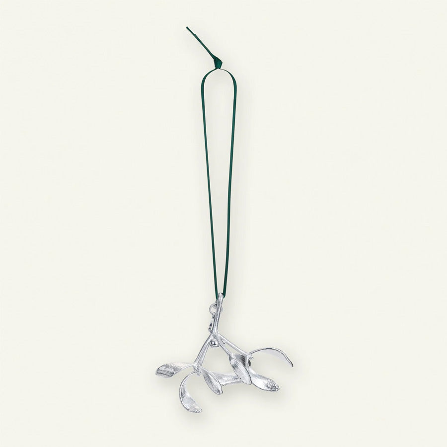 Flora Danica misteltein ornament hengt på et mørkegrønt bånd, elegant julepynt med en glansfull kromoverflate.