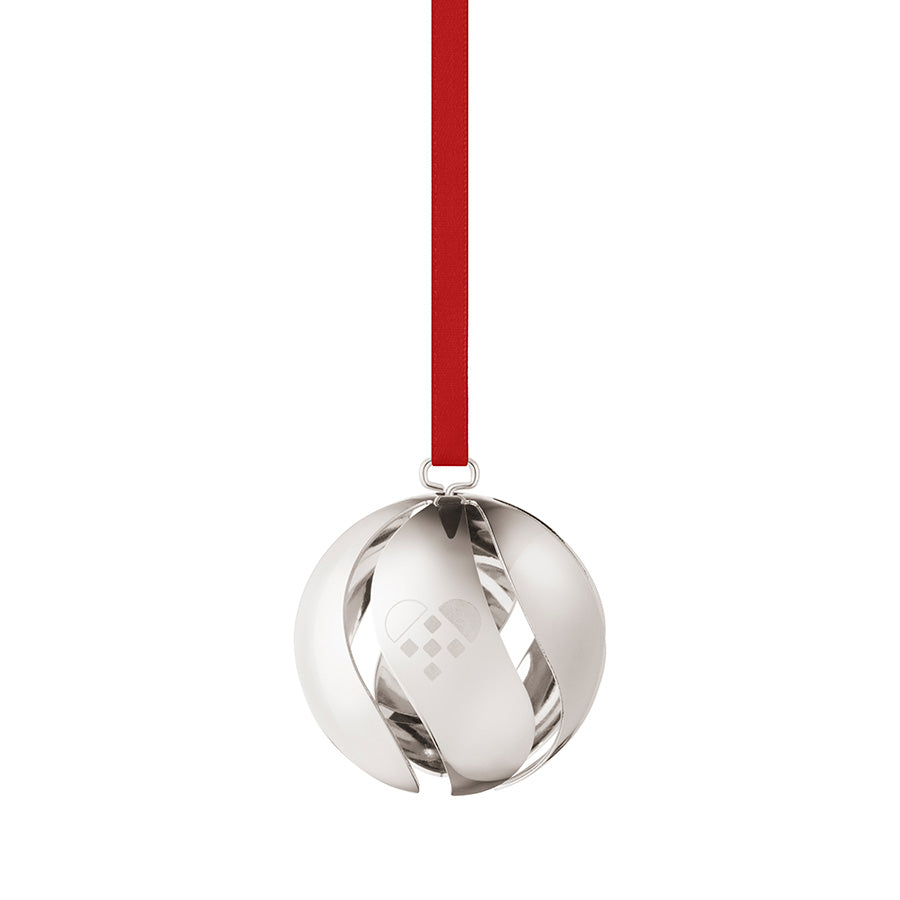 Georg Jensen julekule 2025 i palladium med rød bånd, moderne design med flettet julehjerte, del av Christmas Collection.