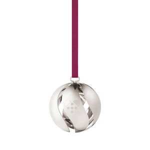 Georg Jensen julekule 2025 i palladium med bordeauxfarget bånd, elegant design med utskjæringer, symboliserer nordisk juletradisjon.