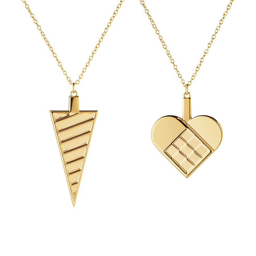 Georg Jensen julepynt sett med to ornamenter, et kremmerhus og et hjerte, begge belagt med 18 karat gull, hengende i delikate kjeder, designet av Sanne Lund Traberg.