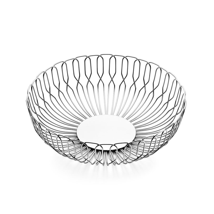 Elegant brødkurv fra Georg Jensen, laget av blankt rustfritt stål med vevet design, ideell for frokost eller servering.