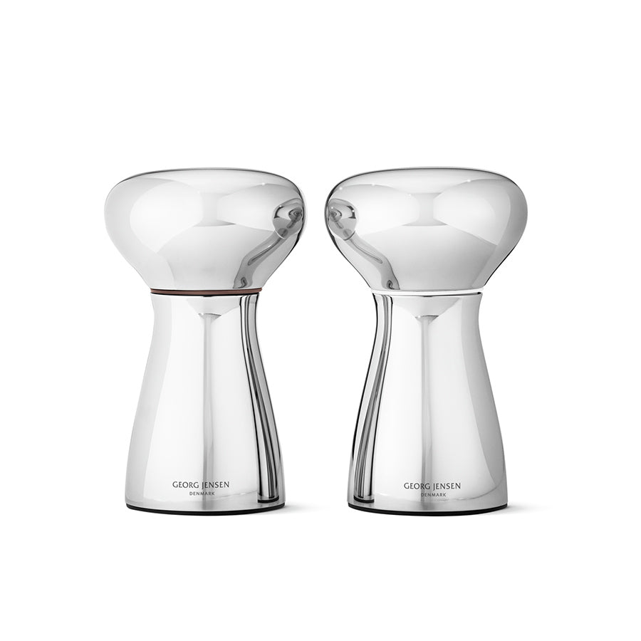 Elegant salt- og pepperkvern sett fra Georg Jensen i blankt rustfritt stål, perfekt for borddekkingen.