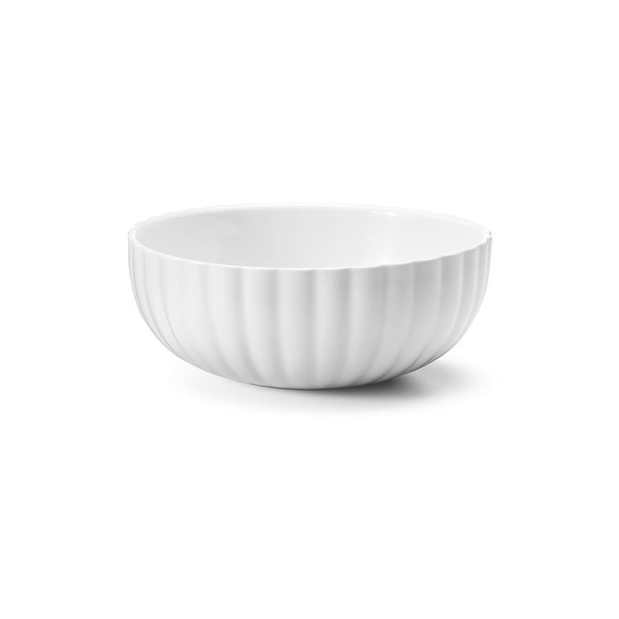 Georg Jensen Bernadotte skål i hvitt porselen med elegante riller, måler 15,4 cm og rommer 60 cl, perfekt til servering av suppe eller salater.