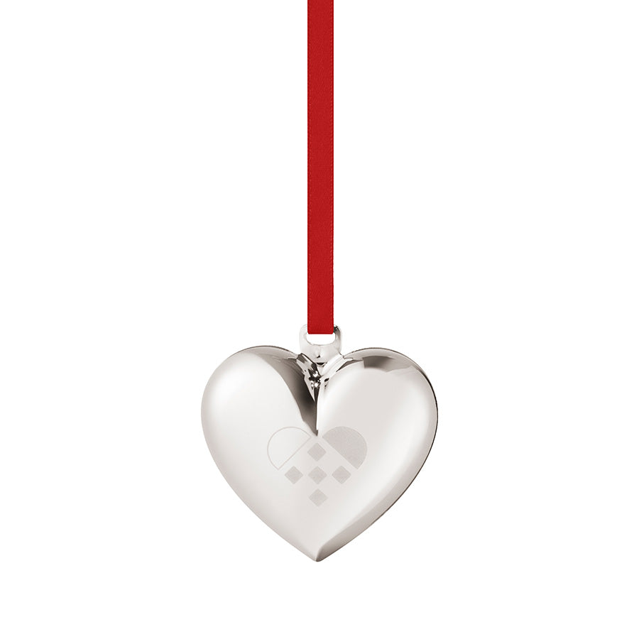 Georg Jensen julehjerte i palladium med rødt silkebånd, elegant design med klassisk flettet mønster.