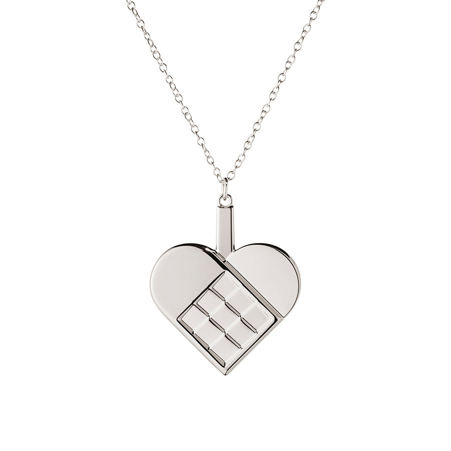 Georg Jensen dekorativ hjerteformet juleornament i palladiumbelagt sinklegering, hengt i sølvkjede, med moderne design, symboliserer kjærlighet og fellesskap.