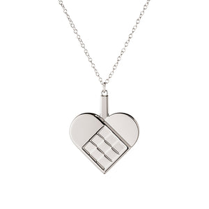 Georg Jensen dekorativ hjerteformet juleornament i palladiumbelagt sinklegering, hengt i sølvkjede, med moderne design, symboliserer kjærlighet og fellesskap.