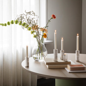 Dekorativ styling med Georg Jensen Bernadotte telysholdere/lysestaker i sett på tre, med tente lys ved vinduskarm og blomster i vase