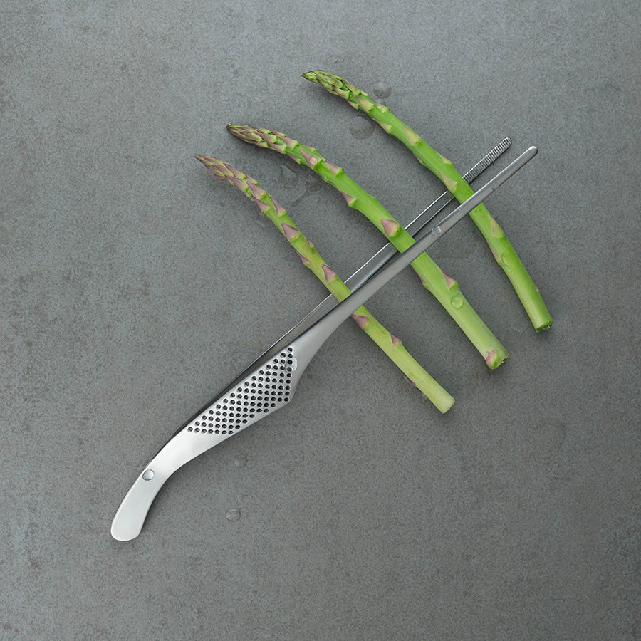 Global stekepinsett håndterer asparges med letthet, perfekt for både grilling og servering.