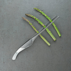 Global stekepinsett håndterer asparges med letthet, perfekt for både grilling og servering.