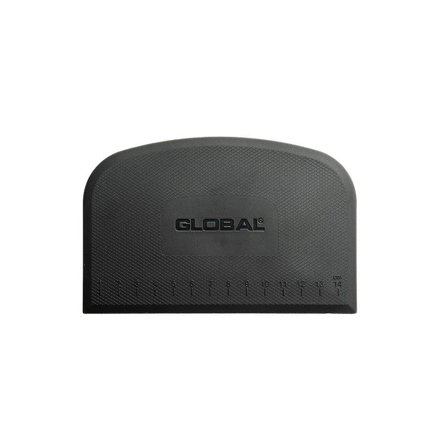 Global Deigskrape 15cm med integrert måleskala, perfekt for presis deigdelning og rengjøring av benken.