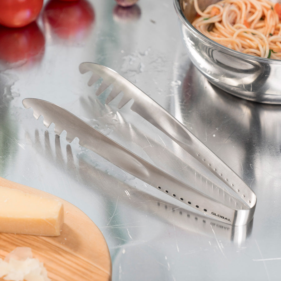 Global pastaklype i bruk på et kjøkkenbord, perfekt for servering av pasta, nudler og rotgrønnsaker, med stilig design og god kontroll.