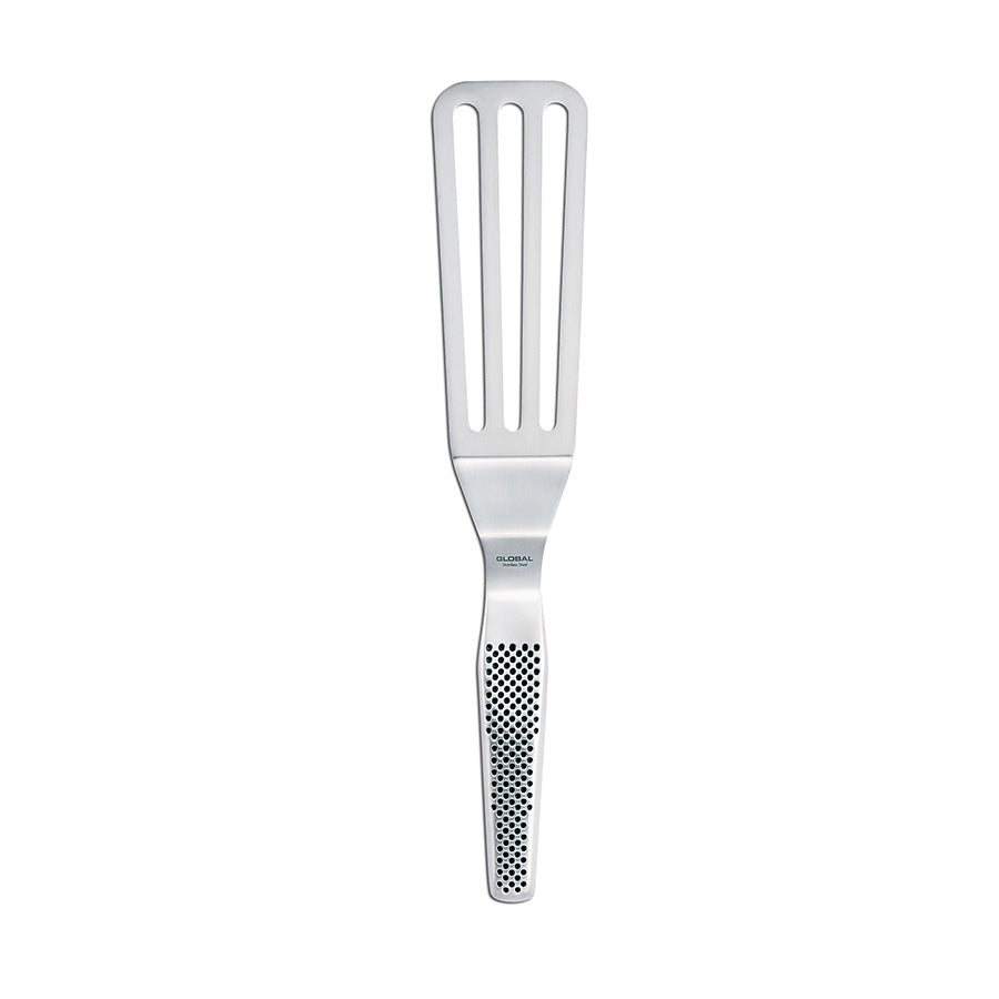 Global stekespade GS-26 på 15 cm, laget av slitesterkt rustfritt stål, med perforert design for sunn matlaging og ergonomisk skaft for godt grep.