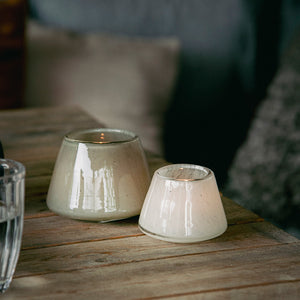 Dugg lyslykt i khaki med tent telys på trebord, fra Hadeland Glassverk