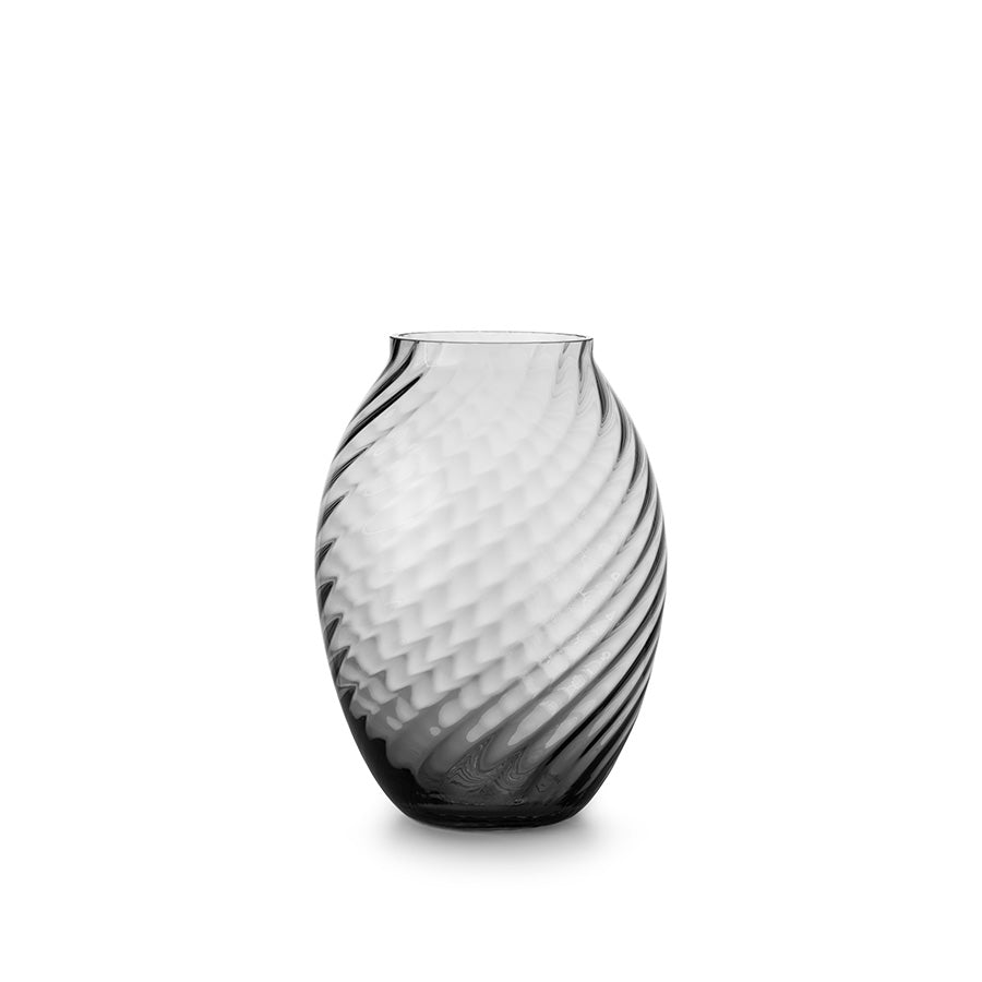Hadeland Glassverk Nora vase i røkgrått glass, 28 cm, med håndblåst optisk mønster