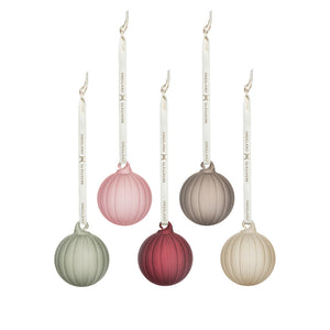 Frostede glasskuler fra Hadeland Glassverk i delikate farger, perfekt for julepynt. Sett med 5 håndlagde glasskuler i rød, rosa, grønn, beige og grå, med silkebånd til oppheng.