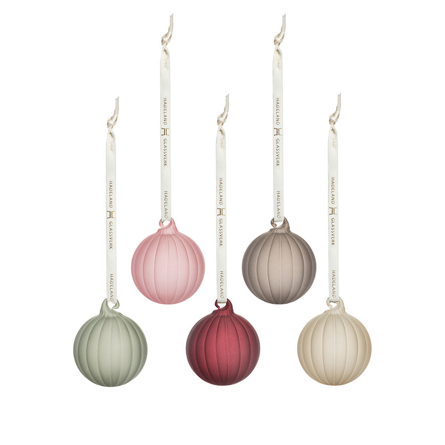 Frostede glasskuler fra Hadeland Glassverk i delikate farger, perfekt for julepynt. Sett med 5 håndlagde glasskuler i rød, rosa, grønn, beige og grå, med silkebånd til oppheng.