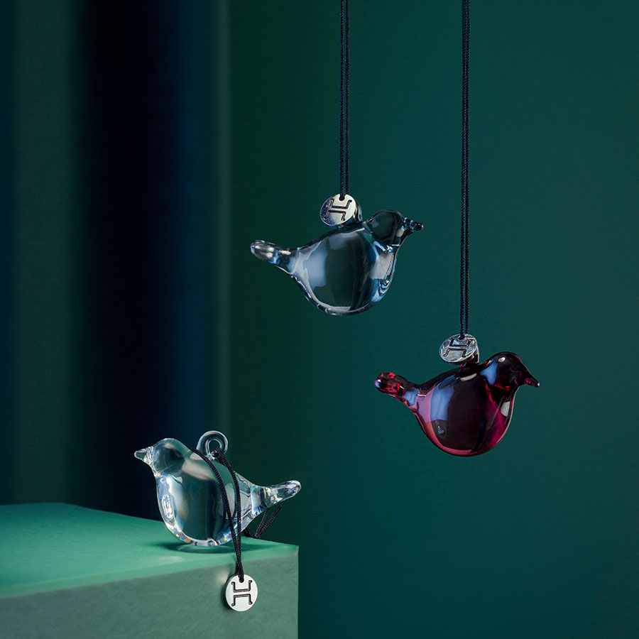 Stilrene glassfugler fra Hadeland Glassverk hengende i klar og rød glass, ideelle for oppheng i vindu eller på juletreet.