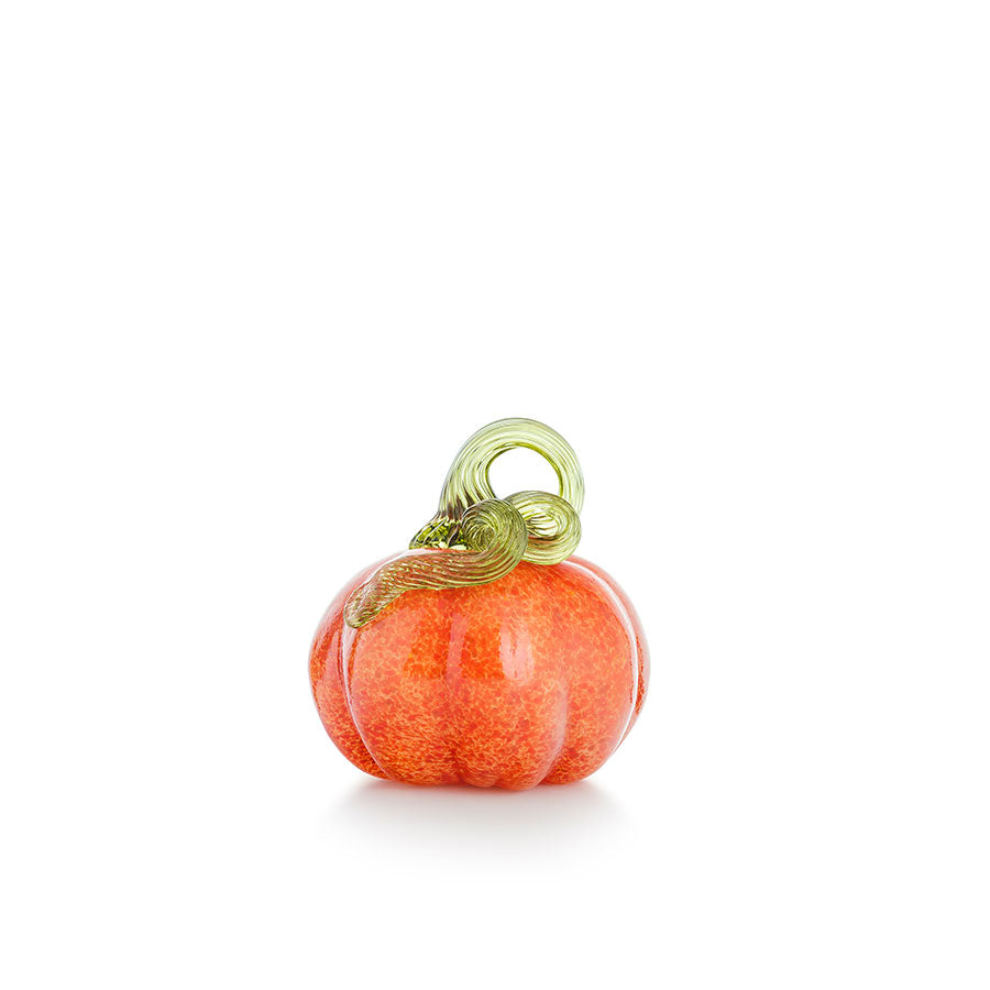 Hadeland Glassverk gresskar i oransje munnblåst glass, 10cm i størrelse, perfekt for høstdekorasjon og Halloween. Kompakt design passer små flater som vinduskarm eller borddekor.