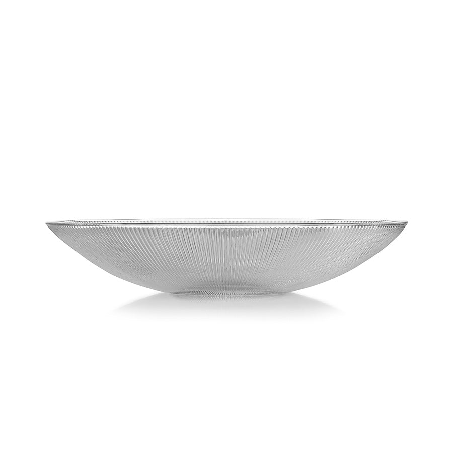Sidelengs visning av Hadeland Glassverk Siri serveringsbolle, klar glass, designet for å løfte enhver borddekking.