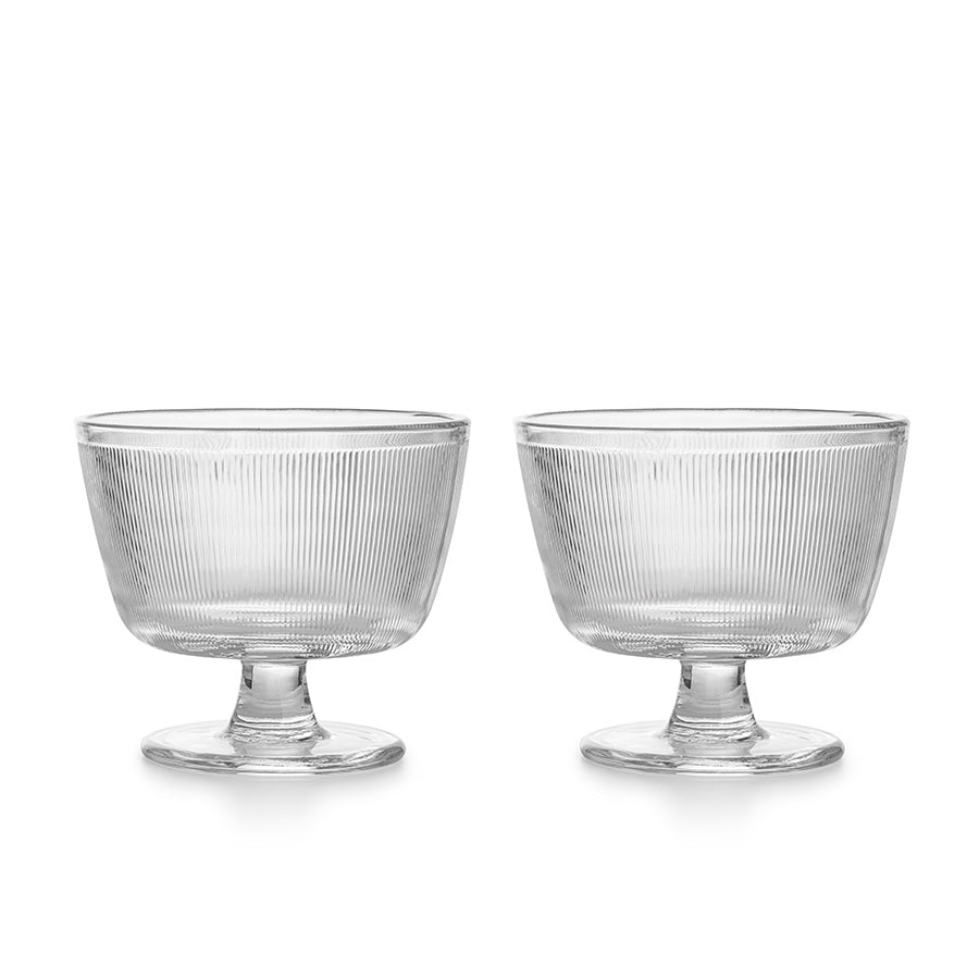 To elegante skåler med stett fra Hadeland Glassverk, perfekt til servering av desserter og småretter. Klar glassfarge med karakteristiske riller, ideelle for både hverdagsbruk og festlig borddekking.