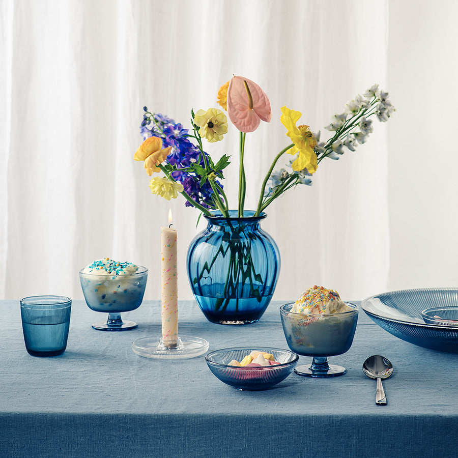 Dekorativ oppstilling med Hadeland Glassverk Siri serveringsbolle, sommerblomster og andre serveringsprodukter.
