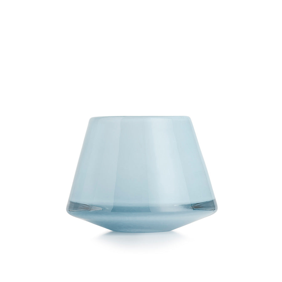 Lyslykt i lys blått glass, 8,5 cm høy, ideell for interiørdekorasjon, gir et mykt lysspill.