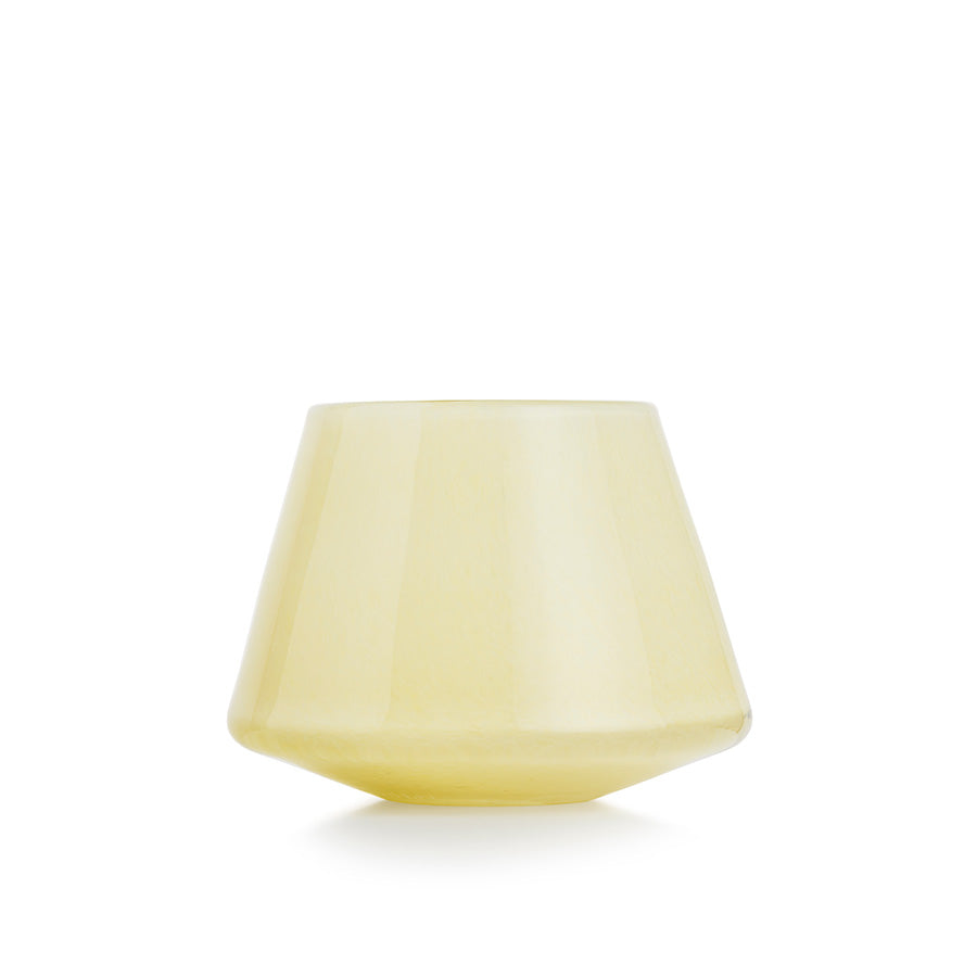 Hadeland Glassverk lyslykt i solgul farge, 8,5 cm, dekorativ og romantisk, ideell for borddekorasjon og som liten vase.