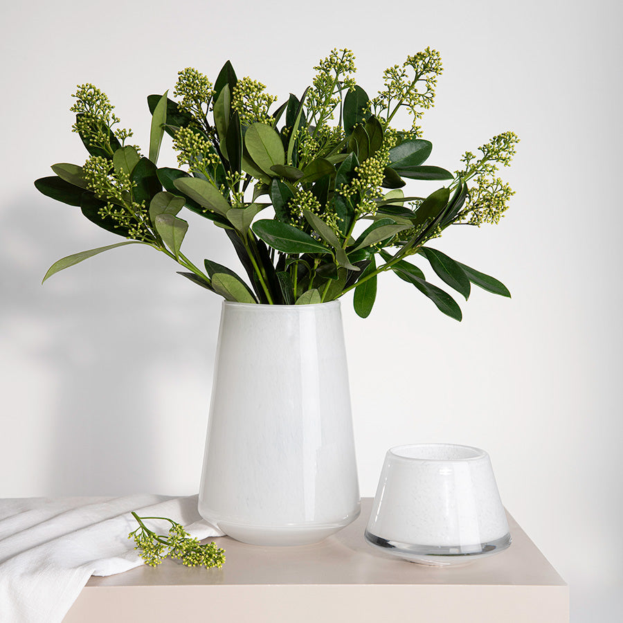 Hadeland Glassverk Dugg vase med grønne planter, plassert på et sofabord, med en hvit og stilren finish som passer i ethvert rom.