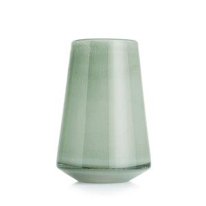 Grønn vase med en enkel, moderne design, 20 cm høyde, perfekt for blomsterdekorasjon.
