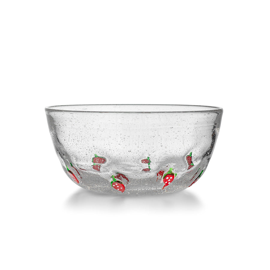 Hadeland Glassverk Jordbær serveringsbolle med sommerlig jordbærdekor, perfekt til servering av frukt og snacks. Størrelse 20 cm.