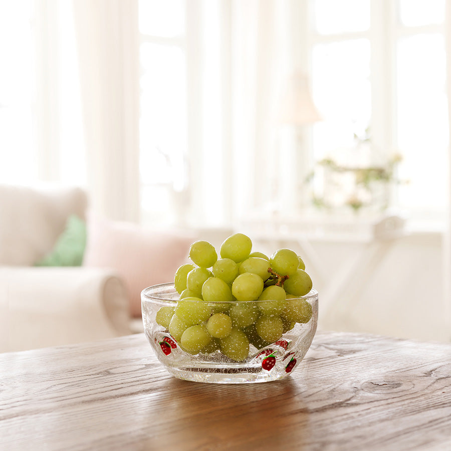 Hadeland Glassverk jordbær skål fylt med grønne druer, stående på et lyst bord, ideell for servering av frukt og snacks.
