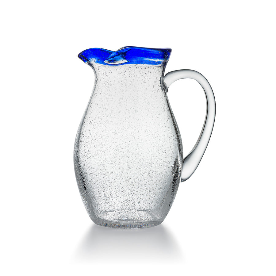 Hadeland Glassverk Skjærgård mugge med karakteristisk blå kant og bobletekstur, perfekt for servering av drikke.
