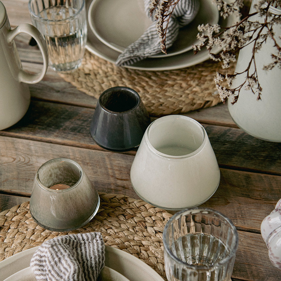 Off-white Dugg lyslykt fra Hadeland Glassverk på dekket trebord sammen med andre lyslykter