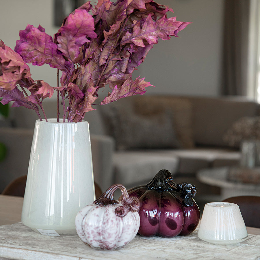 Hadeland Glassverk Dugg vase i off-white med lilla tørkede blader i en elegant stue