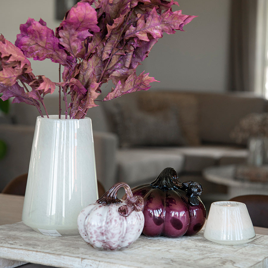 Hvit Dugg telysholder med levende lys, dekorert med høstpynt og blomster