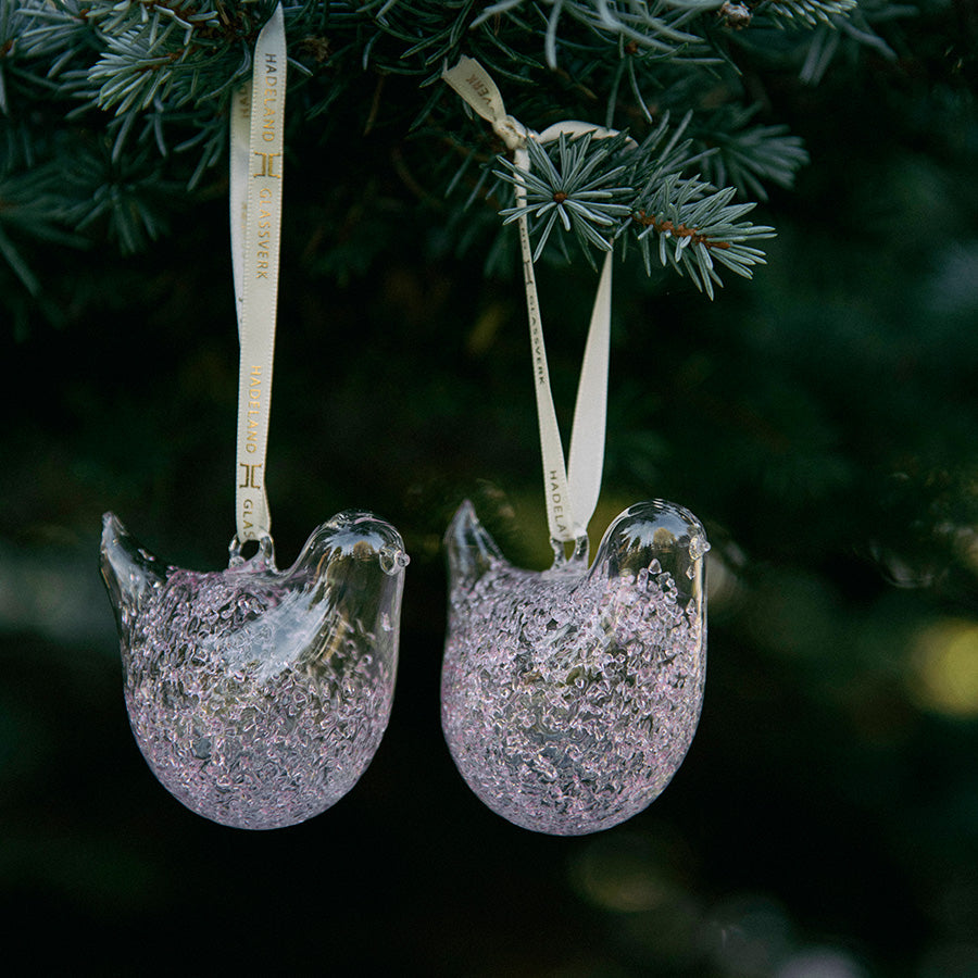 Rosa spettet glass turtelduer fra Hadeland Glassverk henger på juletreet