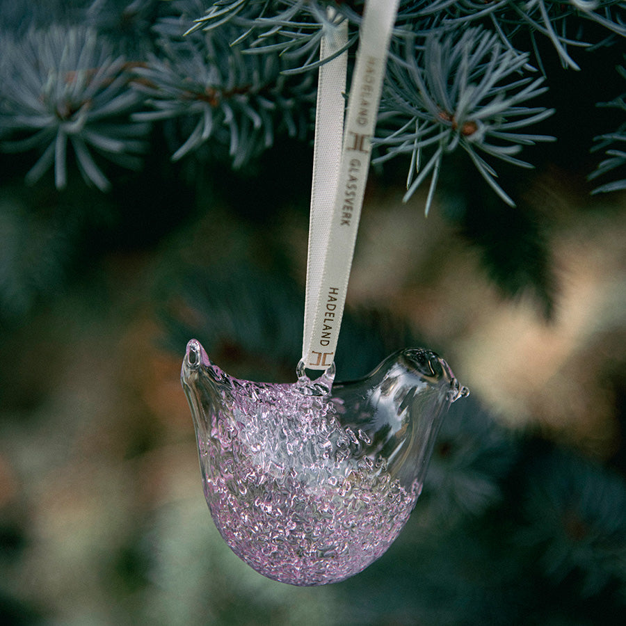 Nærbilde av rosa spettet glass turteldue fra Hadeland Glassverk som julepynt