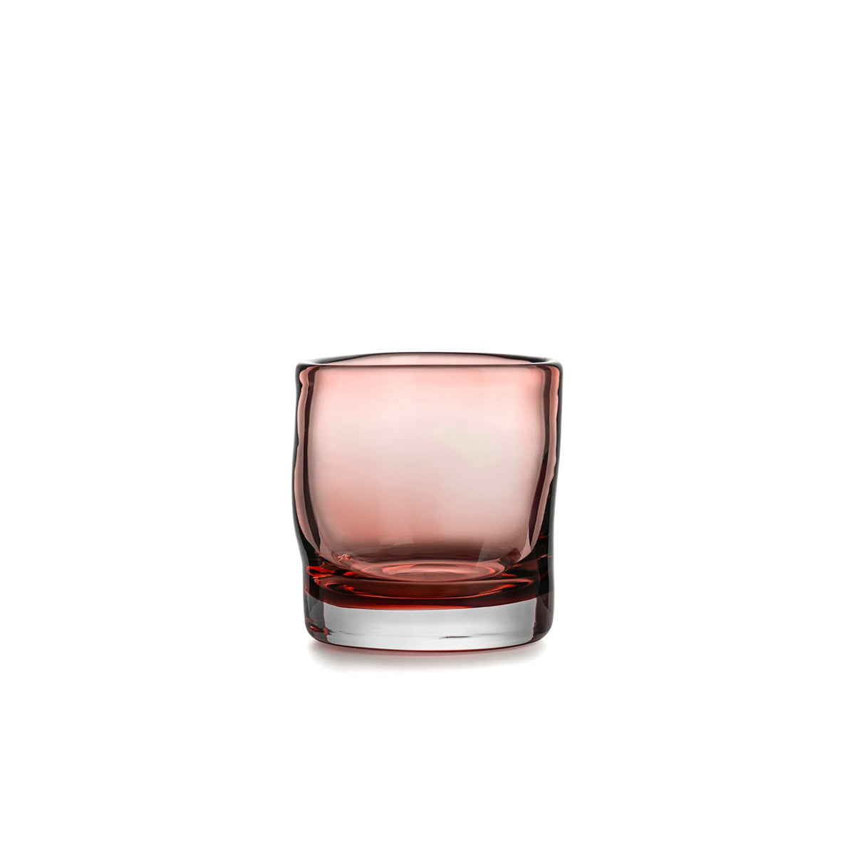 Hadeland Glassverk Sine telysholder i fargen Morgenrød, munnblåst og med organisk form, perfekt for å skape stemning i hjemmet.