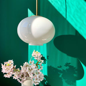Hadeland Glassverk Arkiv Taklampe 4169 Large, elegant taklampe med hvitt glass som vokser i stil.