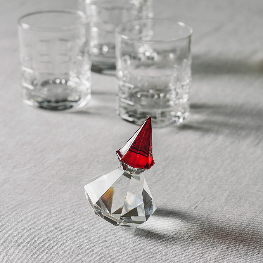 Diamantnisse i klart glass med rød lue som elegant juledekorasjon