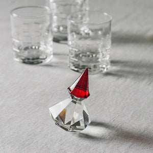 Diamantnisse i klart glass med rød lue som elegant juledekorasjon