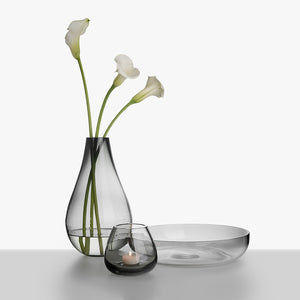 Hadeland Glassverk Dråpe lyslykt i røkgrått glass brukt som minivase med blomster