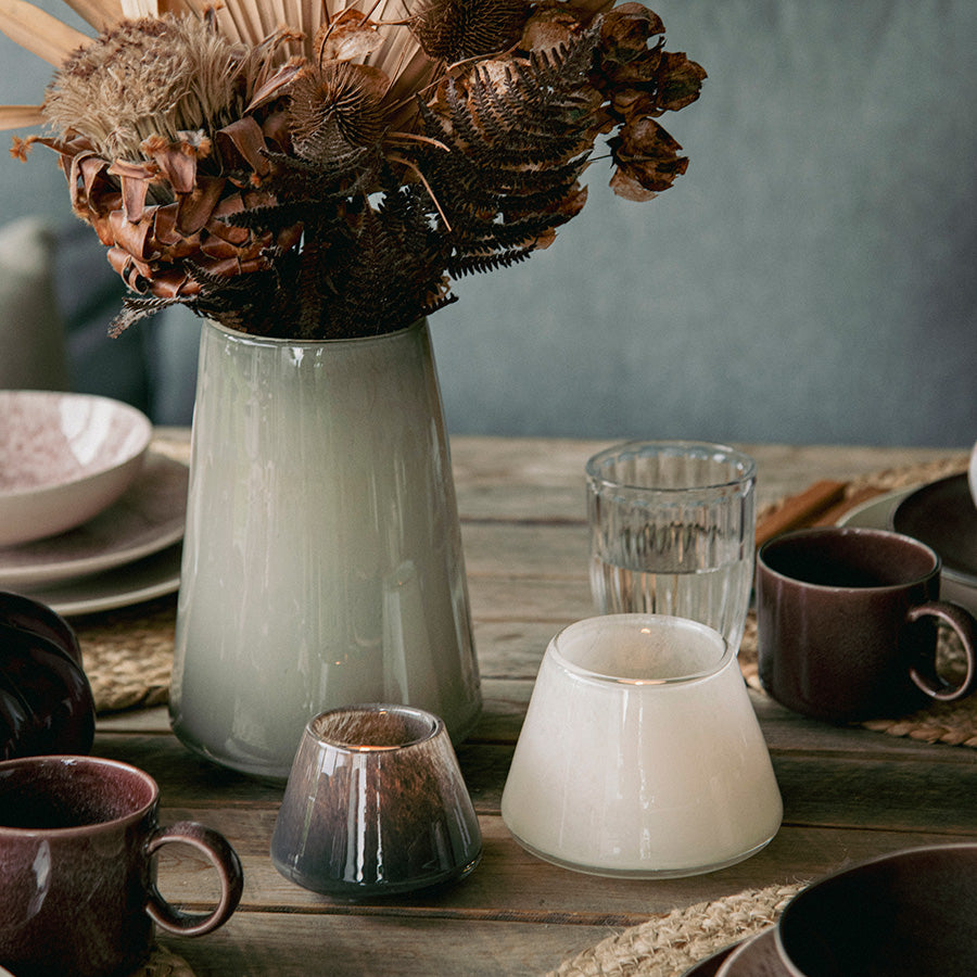 Dugg telysholdere fra Hadeland Glassverk i Vintage brun og hvit, stylet på spisebord med servise og blomster