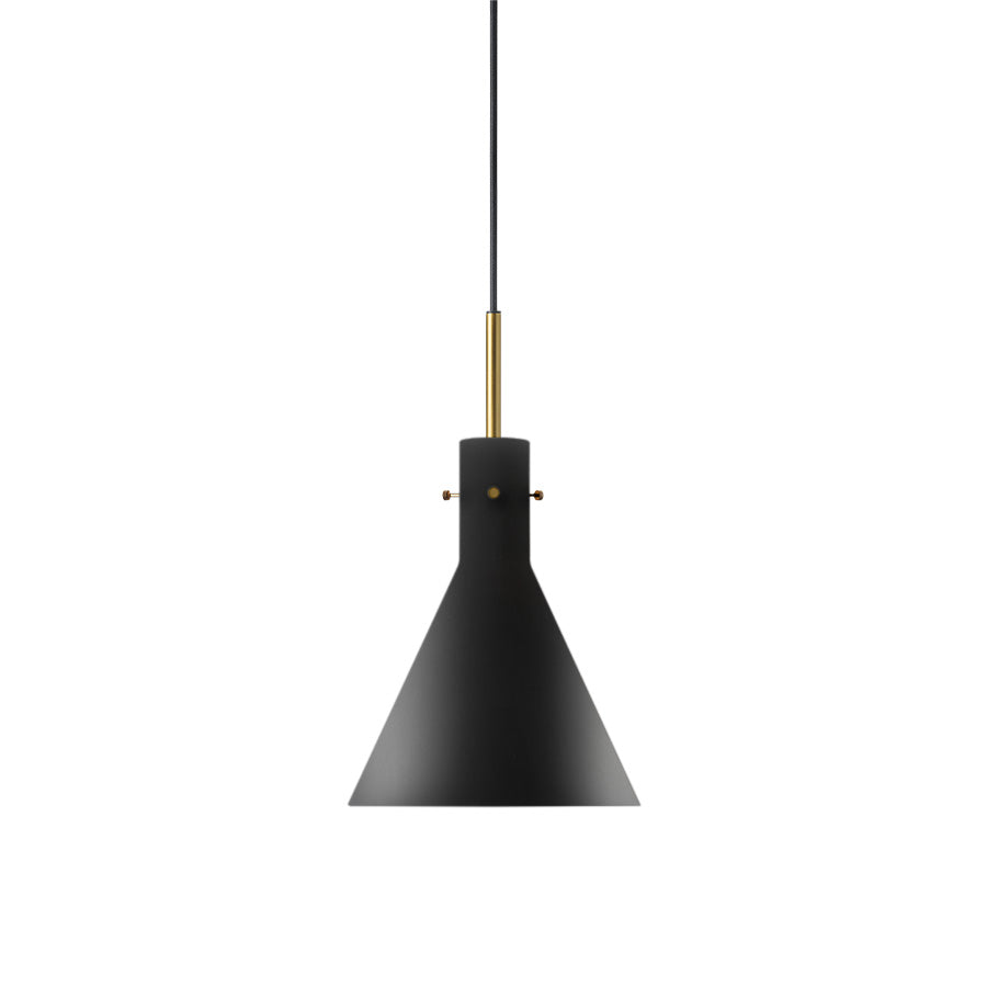 Elegant pendellampe i svart matt med konisk form, laget av Hadeland Glassverk, designet av Maud G. Bugge. Lampen har en gullfarget detaljer og passer perfekt som belysning over kjøkkenbordet.