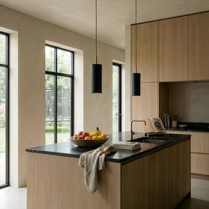 Moderne kjøkken med Hadeland Glassverk Loke pendellamper i sort matte finish over en kjøkkenøy, gir stemningsfull belysning og stilrent interiør.