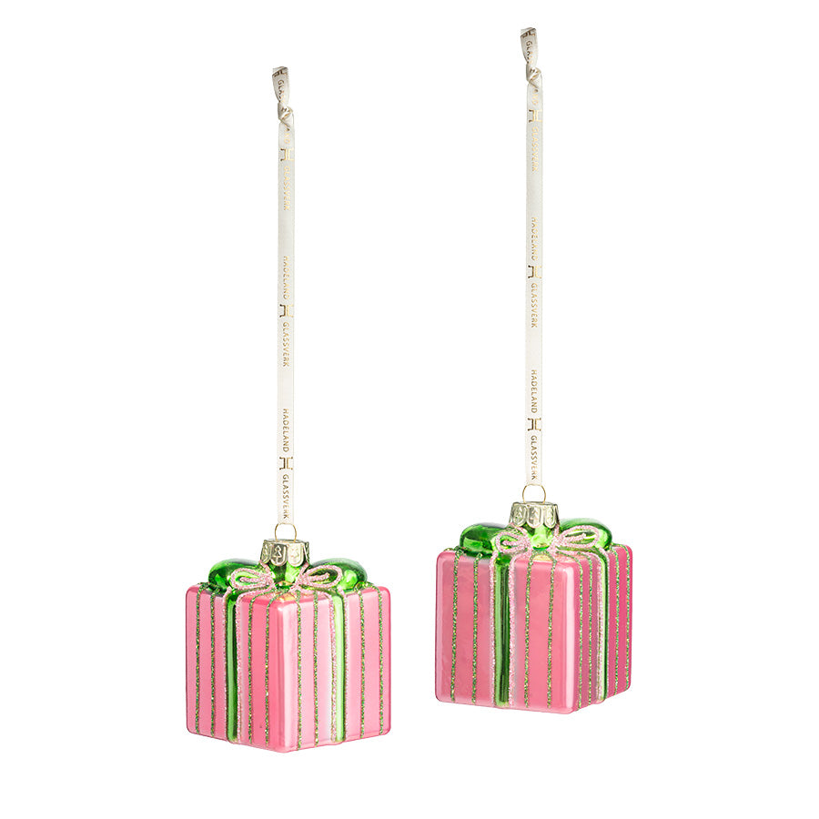To fargerike ornamenter i glass fra Hadeland Glassverk, utformet som rosa og grønne julegaver