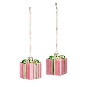 To fargerike ornamenter i glass fra Hadeland Glassverk, utformet som rosa og grønne julegaver