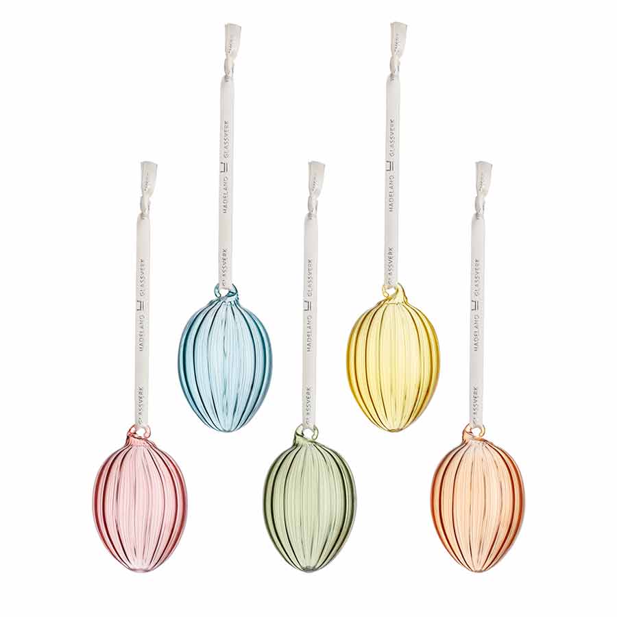 Fem fargerike glassegg fra Hadeland Glassverk, laget av optisk glass, perfekt til påskepynt.