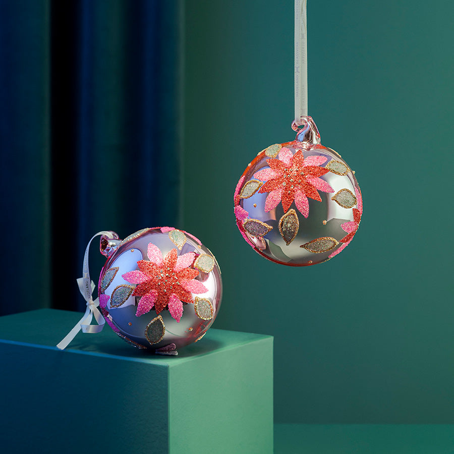 Glasskule Julestjerne fra Hadeland Glassverk i rosa og rødt, dekorativ julepynt vist hengende og stående