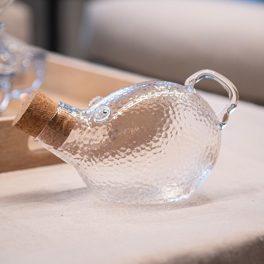 Hadeland Glassverk Godtegris krukke i klart, strukturert glass på et dekket bord